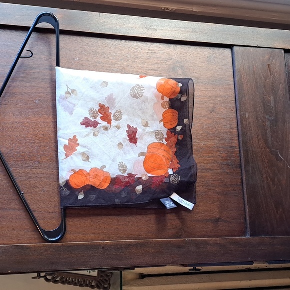 Annex Casual Corner made in Italy 100% silk pumpkin and leaves scarf - Picture 4 of 4